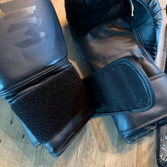 Venum Challenger 2.0 Boxing Gloves - Picture 7 of 9